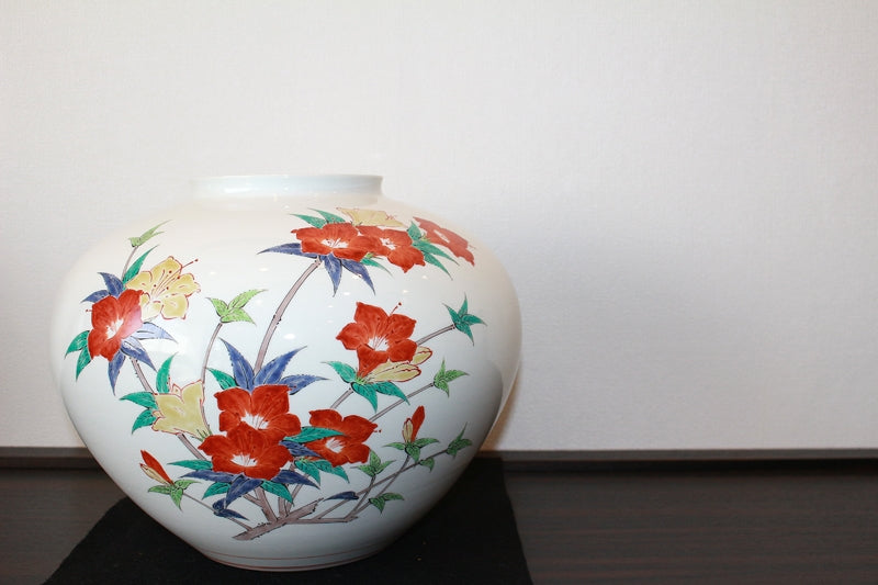 24290 Living National Treasure 14th Generation Sakaida Kakiemon (Vase with Nigoriteyama Azalea Design) 