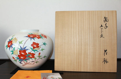 24290 Living National Treasure 14th Generation Sakaida Kakiemon (Vase with Nigoriteyama Azalea Design) 