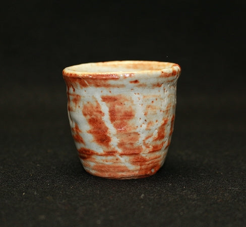 23073 Kitaoji Rosanjin [Kuroda Tohoshiki] (Akashino Higaki-bun sake cup) 