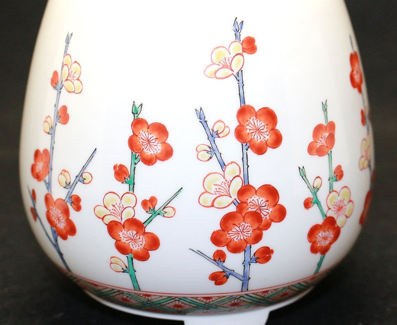 24745　 14代酒井田柿右衛門　(濁手梅花文香炉)　SAKAIDA Kakiemon