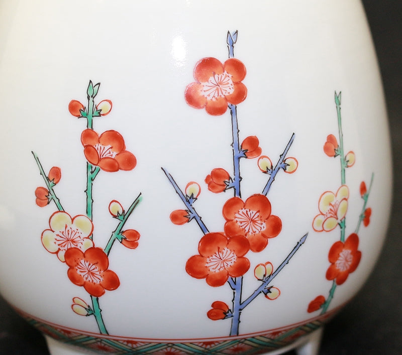 24745　 14代酒井田柿右衛門　(濁手梅花文香炉)　SAKAIDA Kakiemon