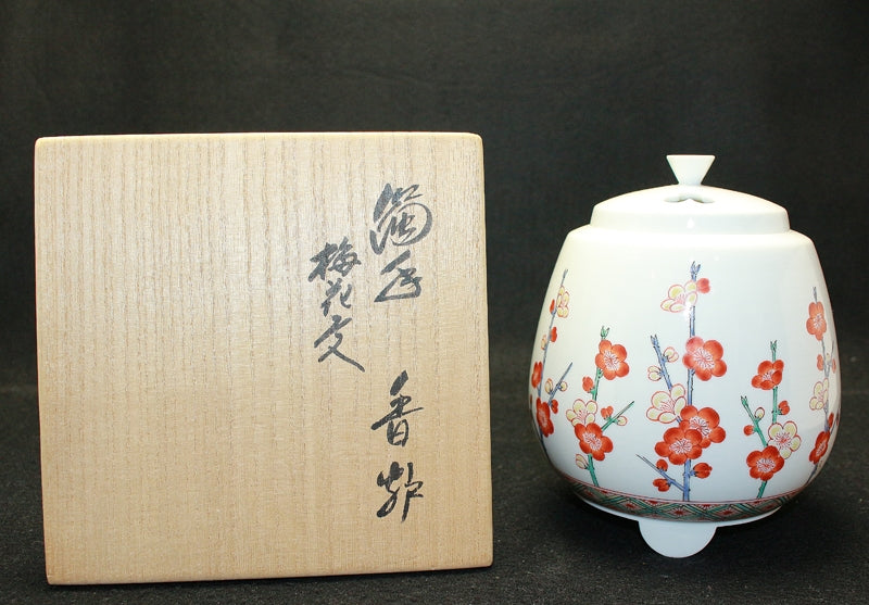 24745　 14代酒井田柿右衛門　(濁手梅花文香炉)　SAKAIDA Kakiemon