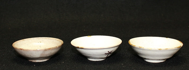 23113 Kitaoji Rosanjin (Flat-shaped sake cup in the style of a powdered glass, Visitor (Kuroda Touan)) 