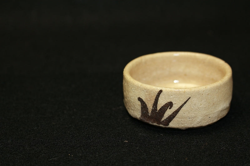 23117 Kitaoji Rosanjin (Illustrated Shino Grass Pattern Sake Cup (Kuroda Touanshi)) 