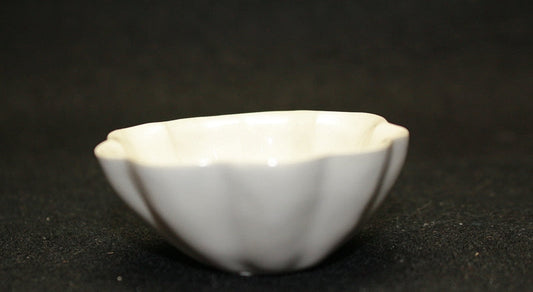 25140 UCHIDA Koichi (Tin white glaze nine-petal sake cup) 