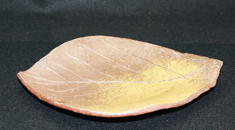 23108 Kitaoji Rosanjin (Bizen ash-covered leaf-shaped plate (Kuroda Toyoan signature) 