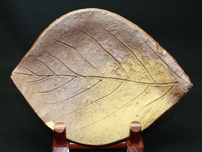 23108 Kitaoji Rosanjin (Bizen ash-covered leaf-shaped plate (Kuroda Toyoan signature) 