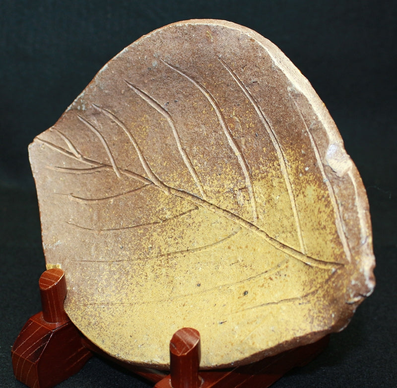 23108 Kitaoji Rosanjin (Bizen ash-covered leaf-shaped plate (Kuroda Toyoan signature) 