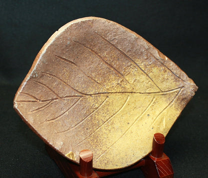 23108 Kitaoji Rosanjin (Bizen ash-covered leaf-shaped plate (Kuroda Toyoan signature) 