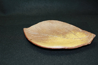 23108 Kitaoji Rosanjin (Bizen ash-covered leaf-shaped plate (Kuroda Toyoan signature) 