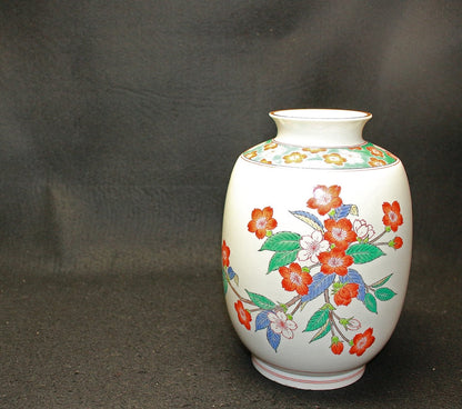 25565 14th generation Sakaida Kakiemon (Muddy hand vase with cherry blossom design)