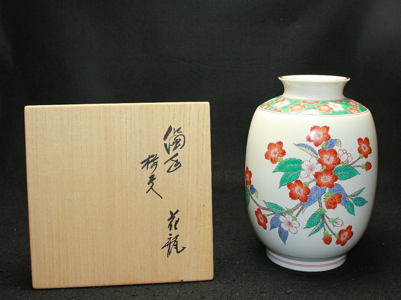 25565 14th generation Sakaida Kakiemon (Muddy hand vase with cherry blossom design)