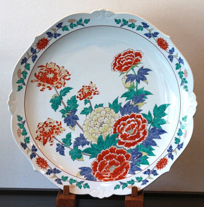 23120 Living National Treasure 14th Generation Sakaida Kakiemon (Muddy Peony and Chrysanthemum Design Plate) 