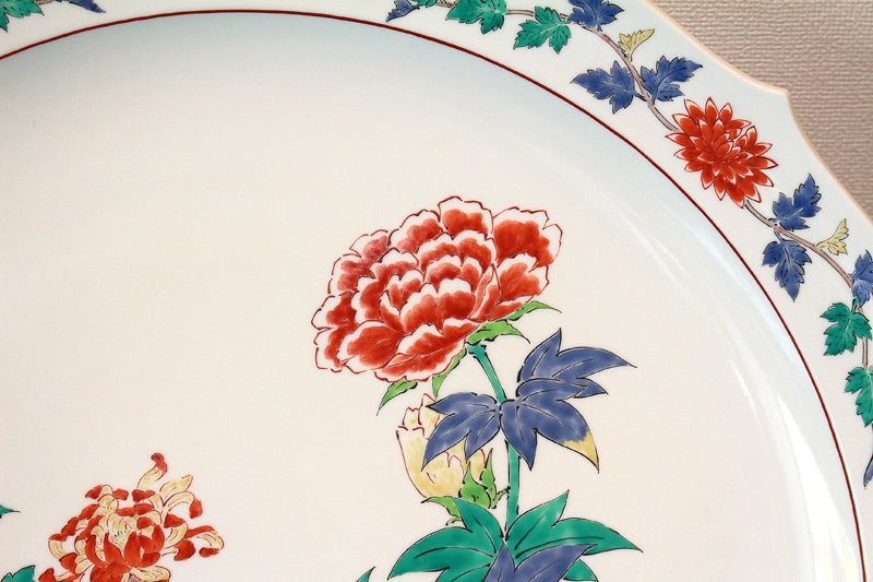 23120 Living National Treasure 14th Generation Sakaida Kakiemon (Muddy Peony and Chrysanthemum Design Plate) 