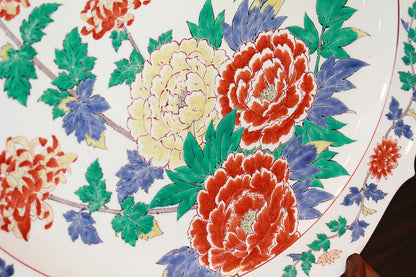 23120 Living National Treasure 14th Generation Sakaida Kakiemon (Muddy Peony and Chrysanthemum Design Plate) 