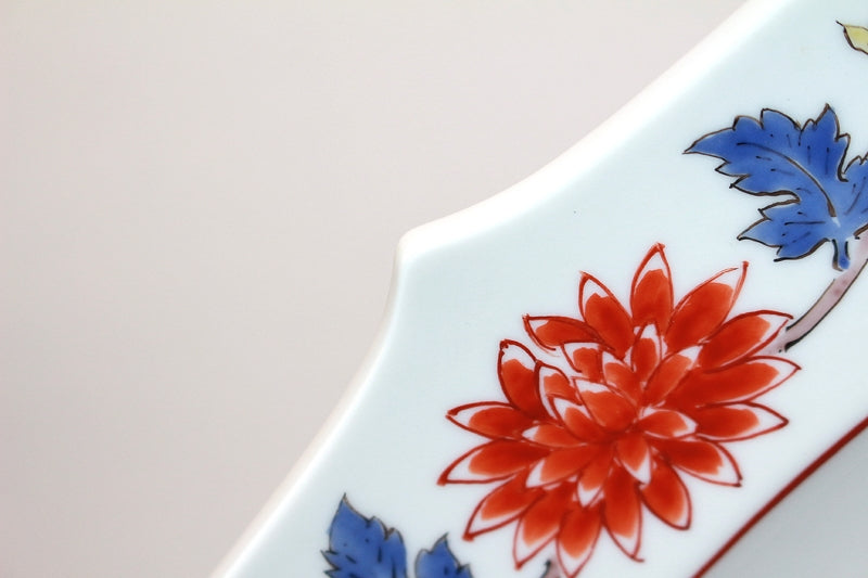 23120 Living National Treasure 14th Generation Sakaida Kakiemon (Muddy Peony and Chrysanthemum Design Plate) 