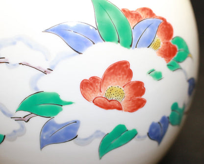 25623 13th SAKAIDA Kakiemon (Vase with camellia pattern in cloudy hands) SAKAIDA Kakiemon 