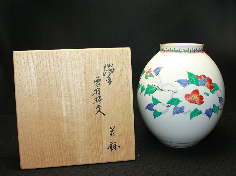 25623　13代酒井田柿右衛門　(濁手雪持椿文花瓶)　SAKAIDA　Kakiemon