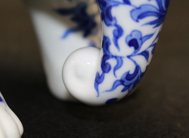 24809 The legendary Kyokushin ware, purveyor to the Imperial Household Agency, purveyor to the Imperial Household, 14th generation Tsuji Hitachi (blue and white auspicious pattern incense burner) 