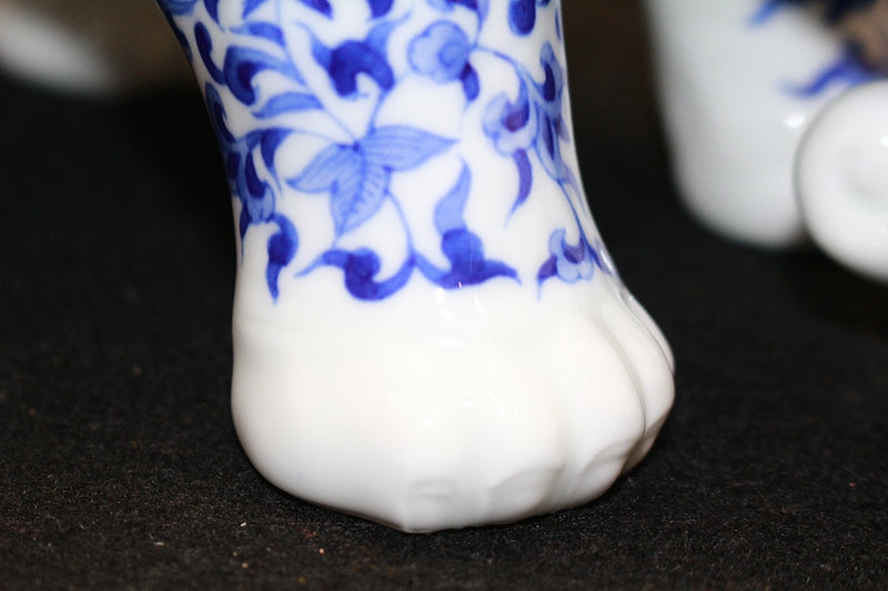 24809 The legendary Kyokushin ware, purveyor to the Imperial Household Agency, purveyor to the Imperial Household, 14th generation Tsuji Hitachi (blue and white auspicious pattern incense burner) 