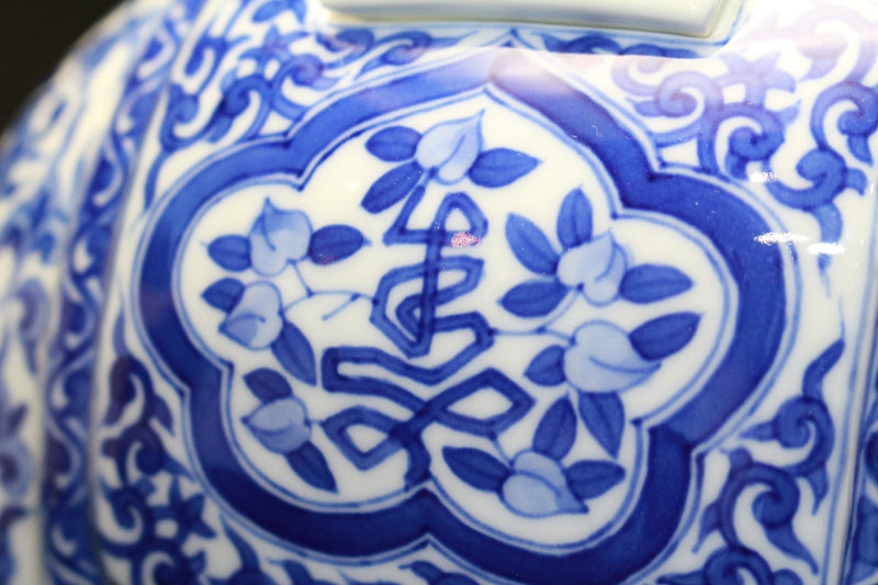 24809 The legendary Kyokushin ware, purveyor to the Imperial Household Agency, purveyor to the Imperial Household, 14th generation Tsuji Hitachi (blue and white auspicious pattern incense burner) 