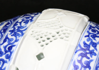 24809 The legendary Kyokushin ware, purveyor to the Imperial Household Agency, purveyor to the Imperial Household, 14th generation Tsuji Hitachi (blue and white auspicious pattern incense burner) 