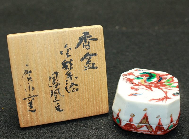 24798 Tsuboshima Dohei (Gold-painted red-painted incense box with phoenix design) 