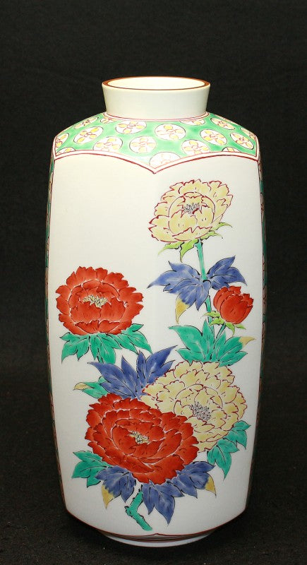 25636 14th generation Sakaida Kakiemon (hexagonal vase with muddy peony ground pattern) 