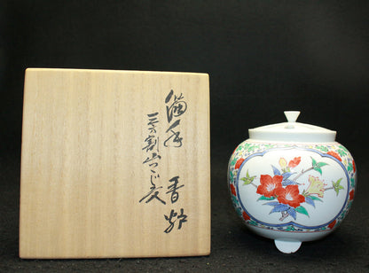 25640 Living National Treasure 14th generation Sakaida Kakiemon (Nigorote Sanpowariyama Azalea Design Incense Burner) 