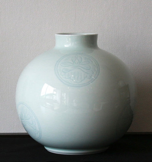 23736 Living National Treasure Manji Inoue (Blue and white porcelain vase with engraved pattern) 