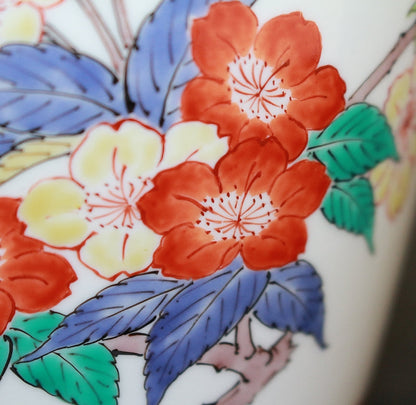 24779 Living National Treasure 14th Generation Sakaida Kakiemon (Muddy hand vase with cherry blossom design) 