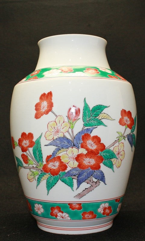 24779 Living National Treasure 14th Generation Sakaida Kakiemon (Muddy hand vase with cherry blossom design) 