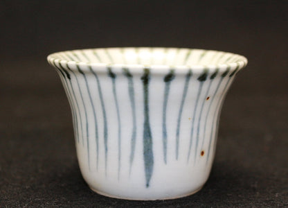 24405 Kitaoji Rosanjin (Blue and white straw sake cup (Kuroda Touanshi)) 