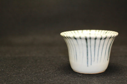 24405 Kitaoji Rosanjin (Blue and white straw sake cup (Kuroda Touanshi)) 