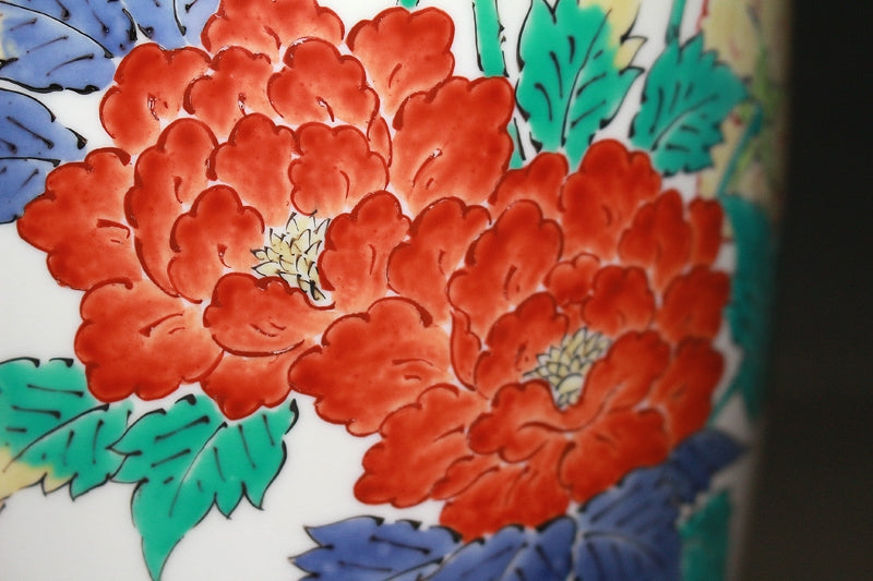 22281 14th generation Sakaida Kakiemon (Muddy peony pattern vase)