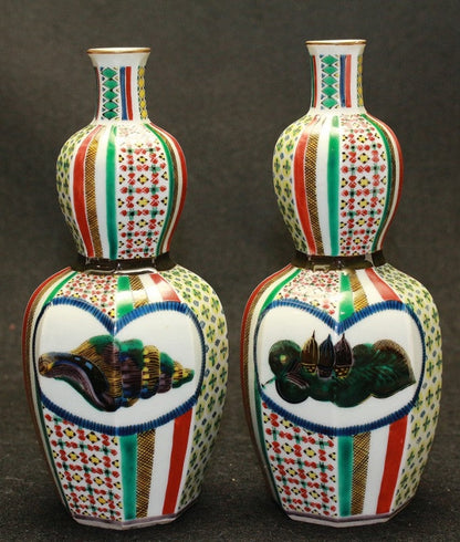 24843 Tojiro Kitade (Pair of colored earthenware vases with mountain and sea motifs) 