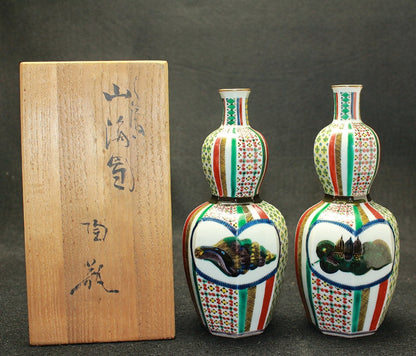 24843 Tojiro Kitade (Pair of colored earthenware vases with mountain and sea motifs) 