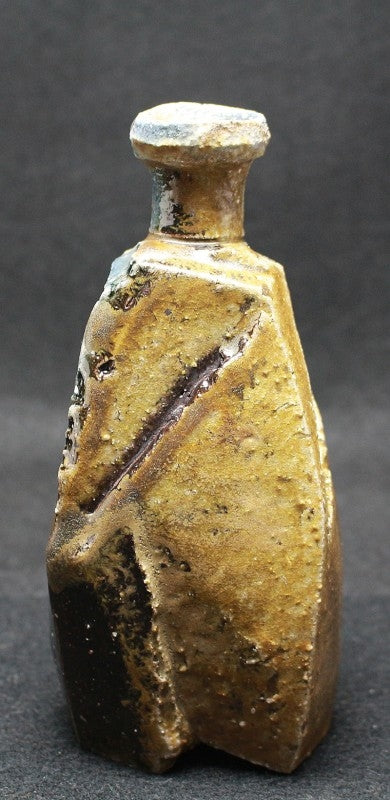 24356 OIWA Tomoyuki (black sake bottle) 