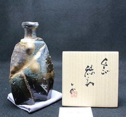 24356 OIWA Tomoyuki (black sake bottle) 