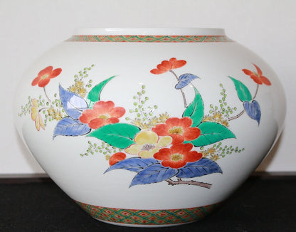 24442 Living National Treasure 14th generation Sakaida Kakiemon (Darkened bush-shaped flower vase) 