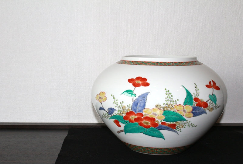 24442 Living National Treasure 14th generation Sakaida Kakiemon (Darkened bush-shaped flower vase) 