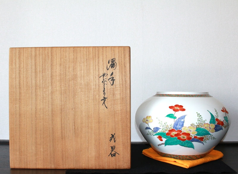 24442 Living National Treasure 14th generation Sakaida Kakiemon (Darkened bush-shaped flower vase) 