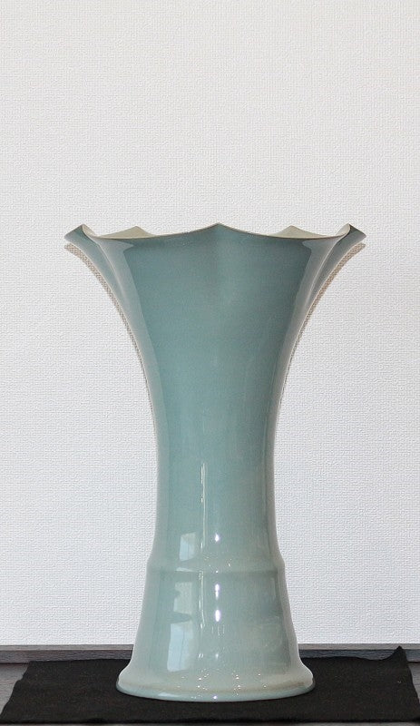 23846 Shinobu Kawase (celadon vase) 