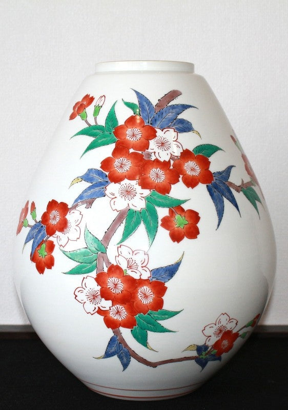 24446 Living National Treasure 14th Generation Sakaida Kakiemon (Muddy hand vase with cherry blossom design) 