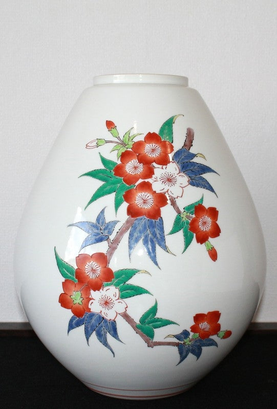 24446 Living National Treasure 14th Generation Sakaida Kakiemon (Muddy hand vase with cherry blossom design) 