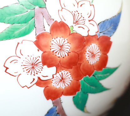 24446 Living National Treasure 14th Generation Sakaida Kakiemon (Muddy hand vase with cherry blossom design) 