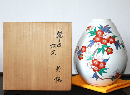 24446 Living National Treasure 14th Generation Sakaida Kakiemon (Muddy hand vase with cherry blossom design) 