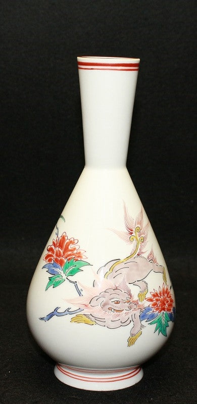 25189 　13代 酒井田柿右衛門　(濁手牡丹獅子文花瓶)　SAKAIDA Kakiemon