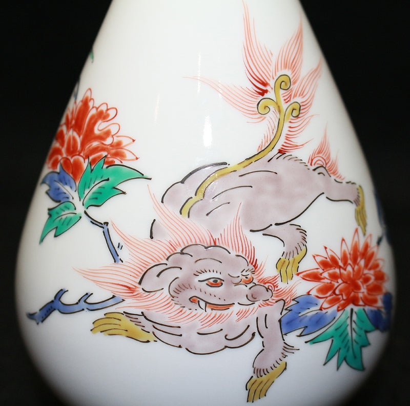 25189 13th generation Sakaida Kakiemon (Muddy hand peony and lion design vase) 