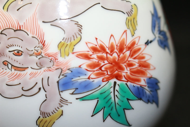 25189 13th generation Sakaida Kakiemon (Muddy hand peony and lion design vase) 